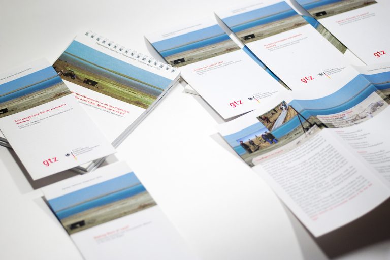GTZ Gestaltung von Faltblatt in fünf Sprachen, Mappe und Notizblock für das Projekt „making more of less / GTZ / Kazachstan“ 2010 / 2011